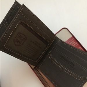 Brown Levi’s wallet NWT *WEEKEND SALE*